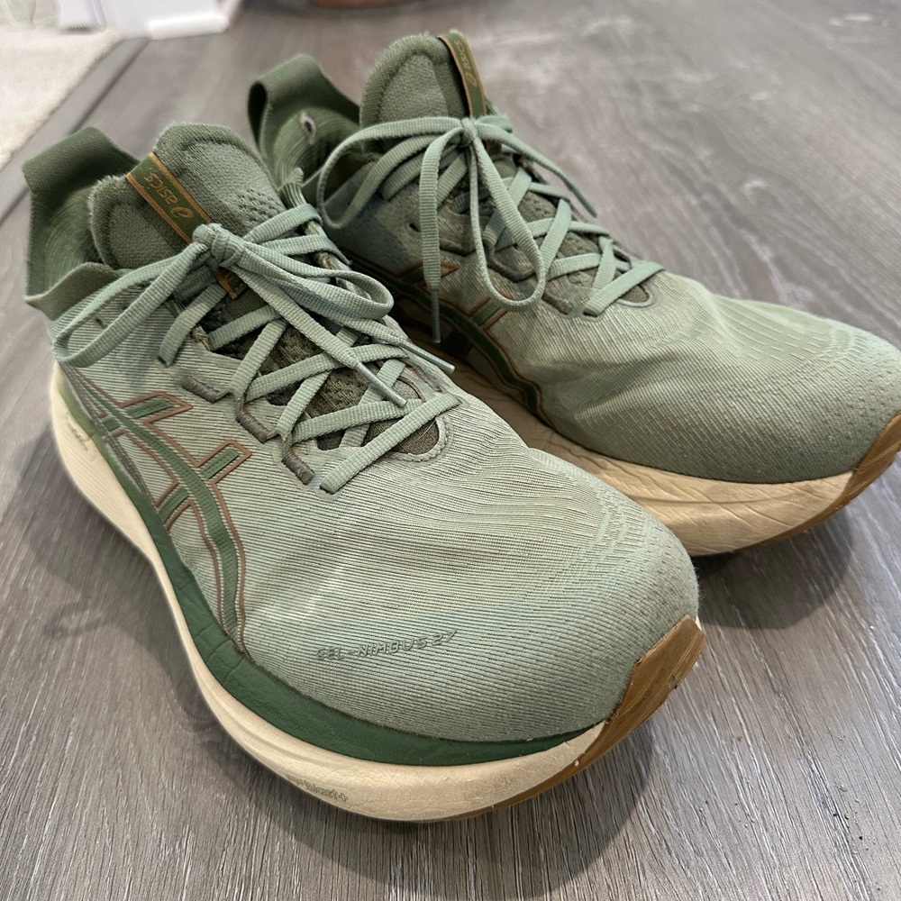 GEL-NIMBUS 27 Rare Color MENS 12 Used only 6 months I switch my shoes. - Picture 4 of 9